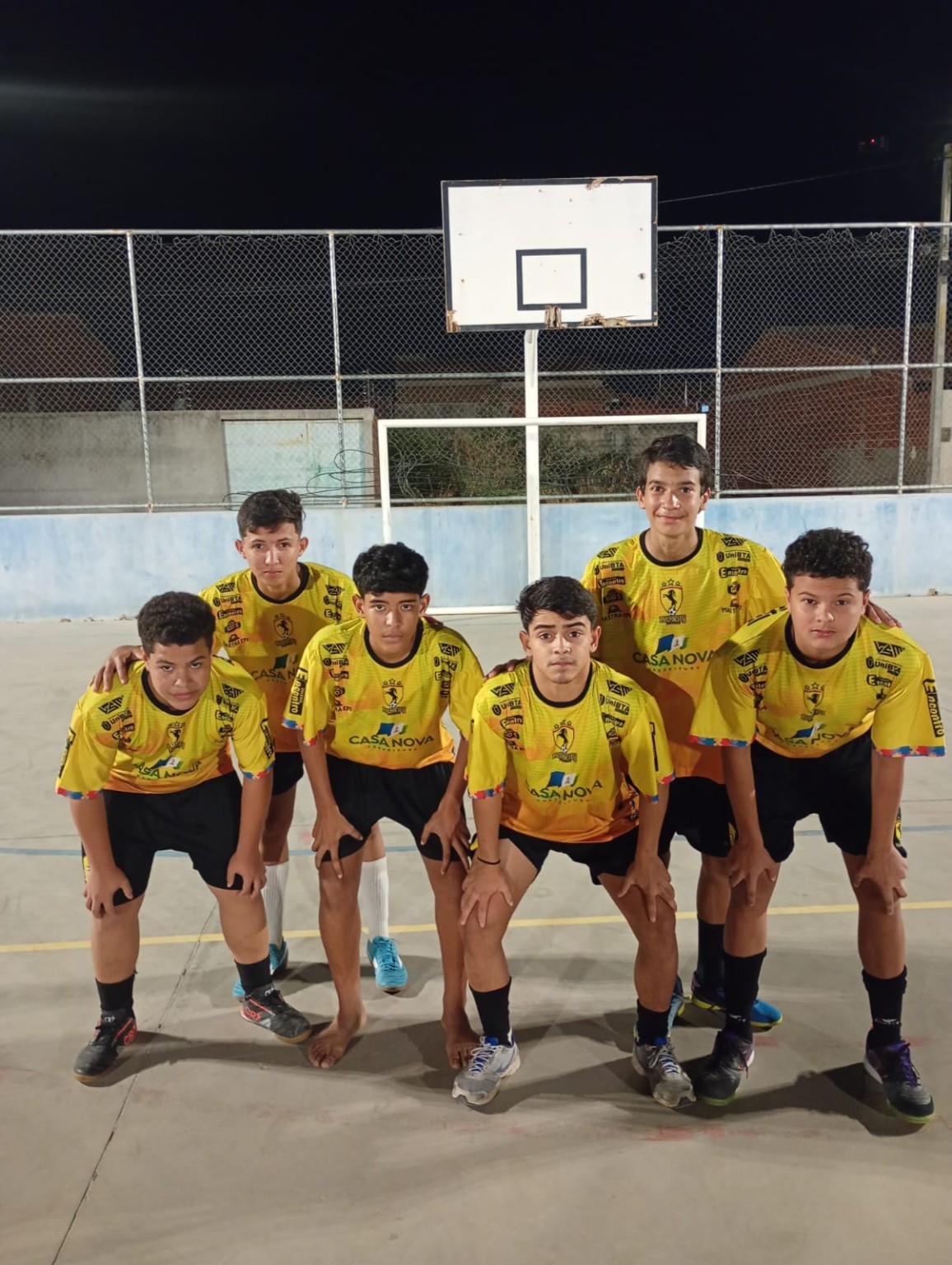 Atletas do Sub-14 com o uniforme amarelo no amistoso entre Pomares e Guararapes em 29 de agosto de 2026