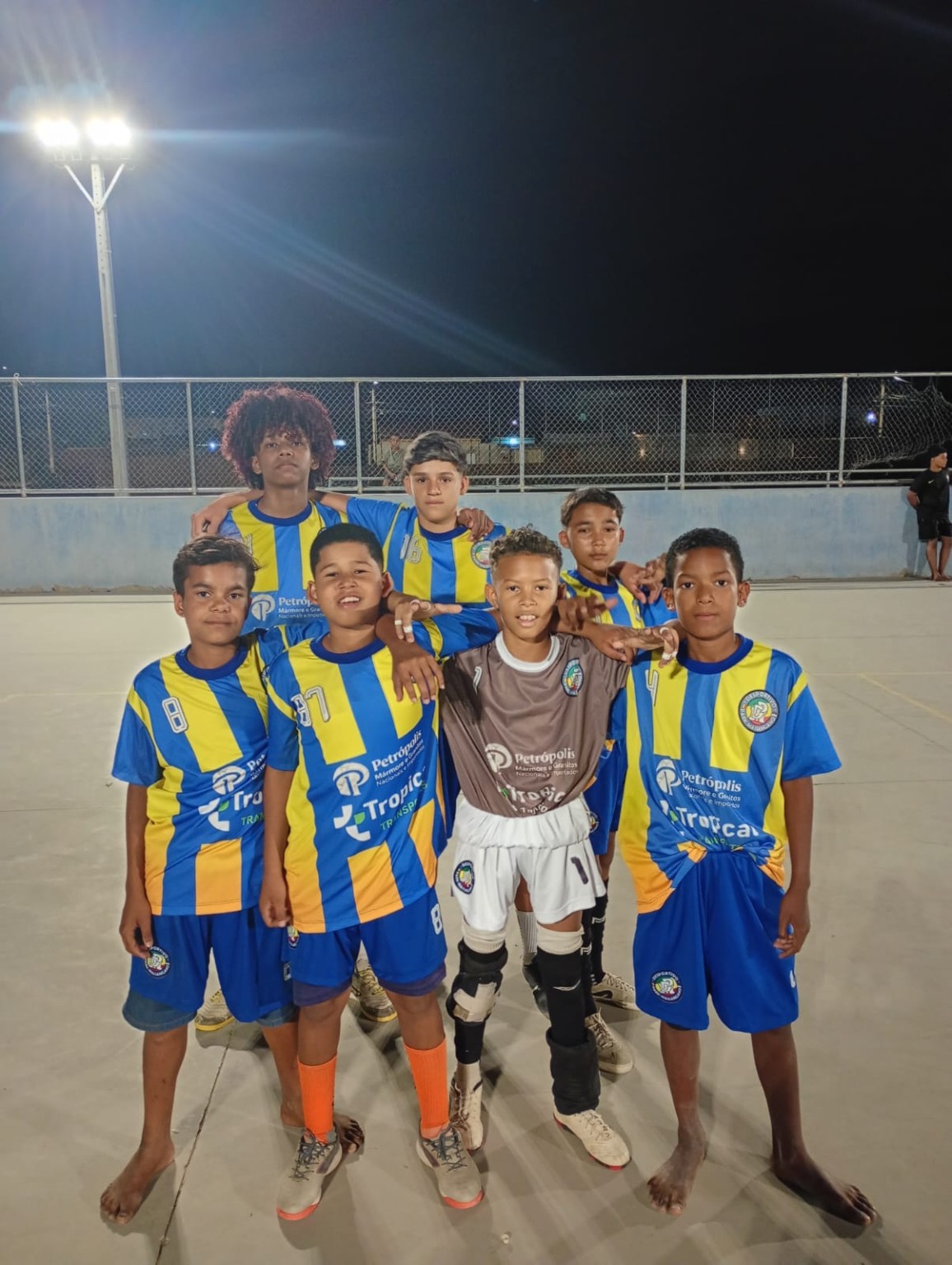 Atletas do Sub-14 com o uniforme azul e amarelo no amistoso entre Pomares e Guararapes em 29 de agosto de 2026