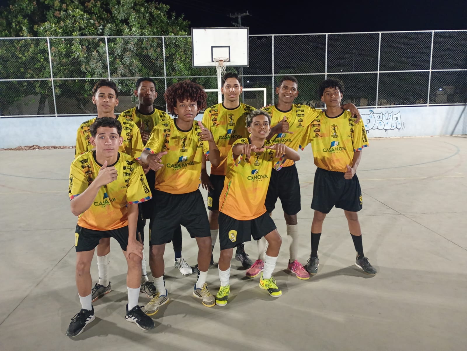 Equipe com uniforme amarelo reunida na quadra para o amistoso Sub-17 Pomares contra Guararapes em 2 de outubro de 2026