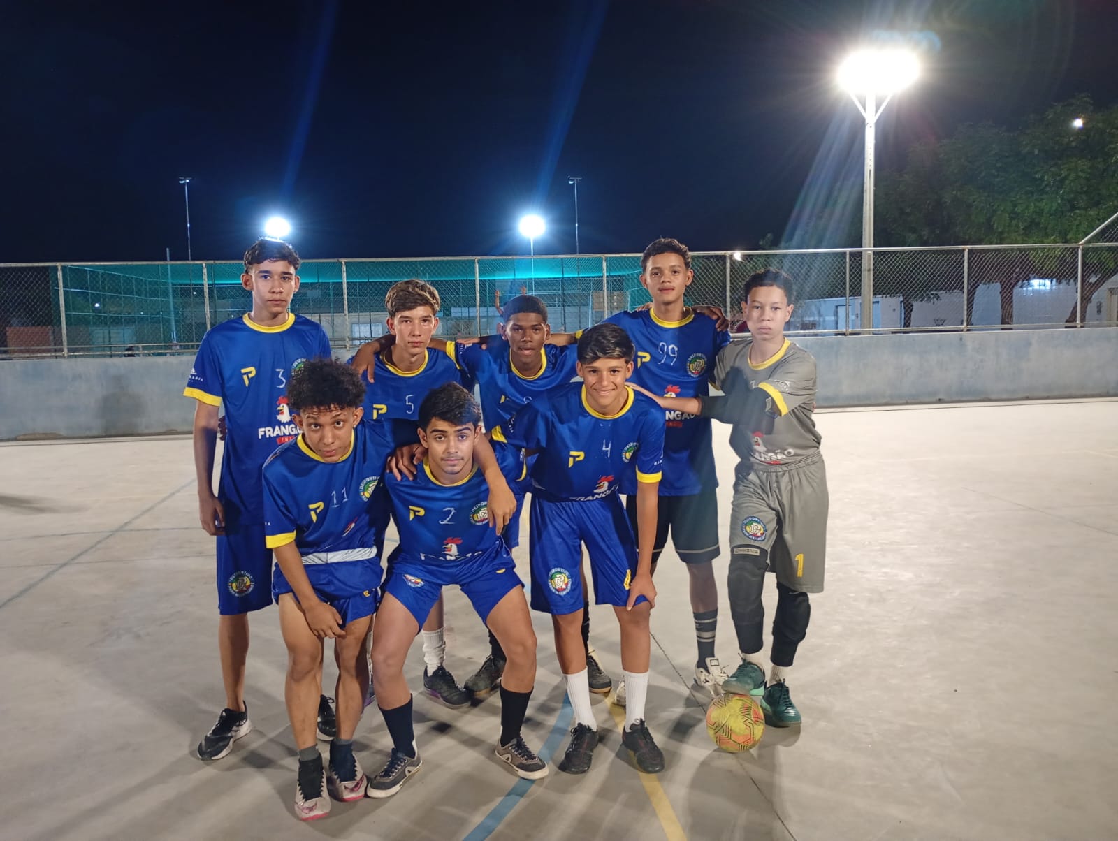 Equipe com uniforme azul reunida na quadra para o amistoso Sub-17 Pomares contra Guararapes em 2 de outubro de 2026