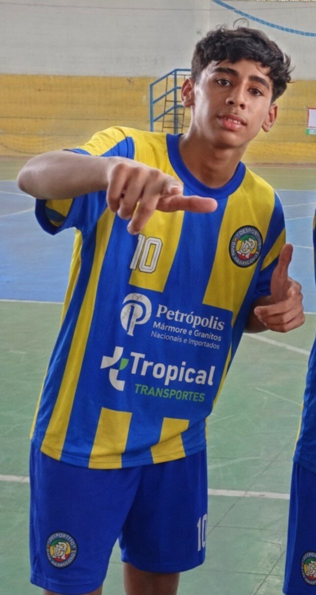 Atleta camisa 10 do Sub-14 veste o uniforme azul e amarelo do Desportivo Park