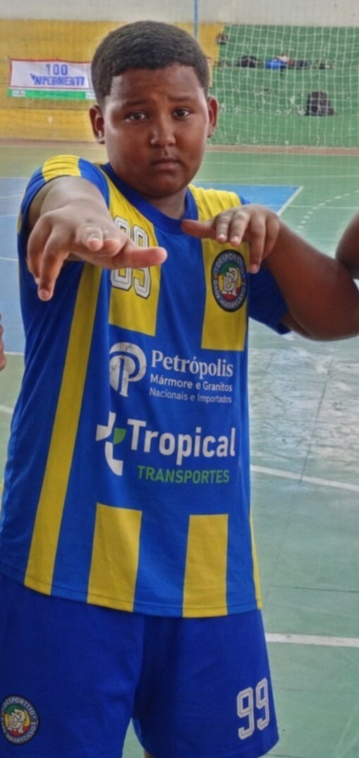 Atleta camisa 99 do Sub-14 veste o uniforme azul e amarelo do Desportivo Park