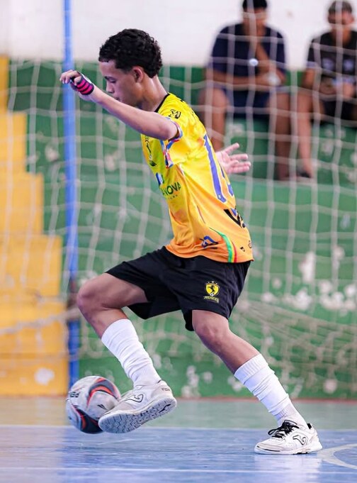 Atleta do Sub-18 conduz a bola com o uniforme amarelo durante a Taça Castro Alves 2026