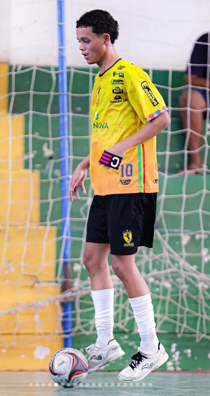 Atleta do Sub-18 controla a bola com o uniforme doado pela Petrocity