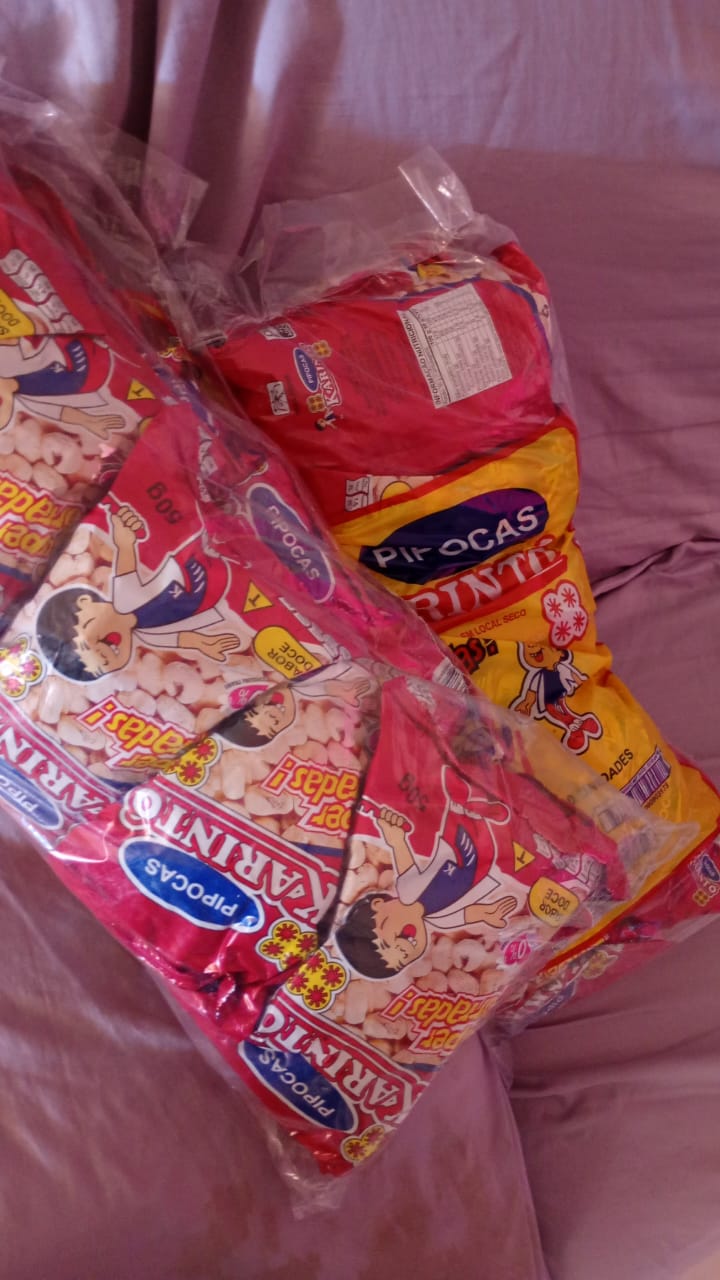 Doces separados para a montagem dos kits distribuídos às crianças do Residencial Pomares