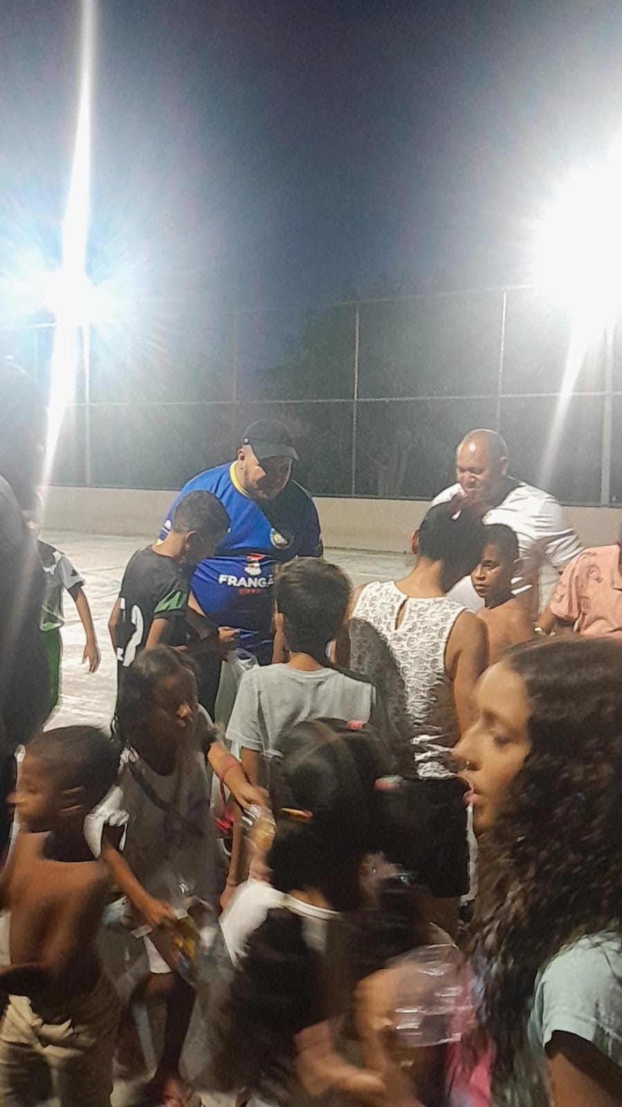 Crianças da comunidade reunidas com integrantes do Desportivo Park durante a ação de 2025