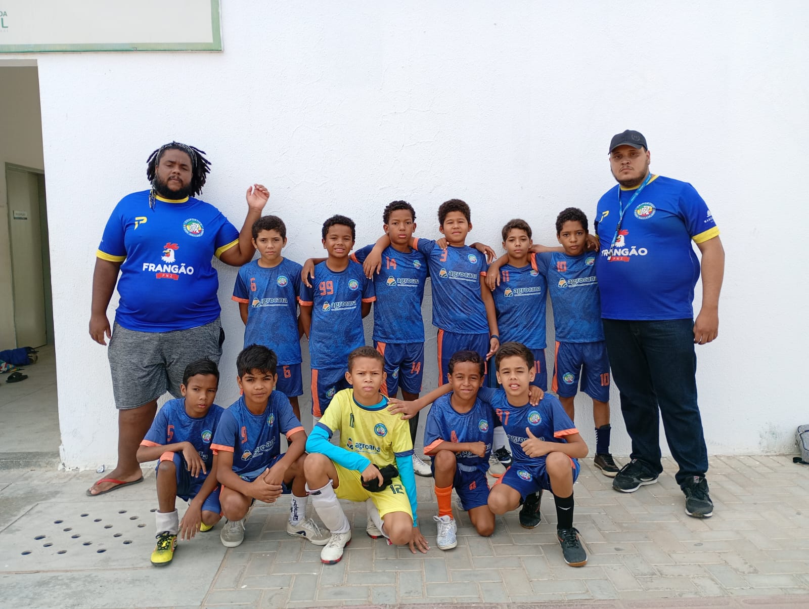 Equipe Sub-12 reunida com Thiago e Fábio usando o kit apoiado pela Agrocana