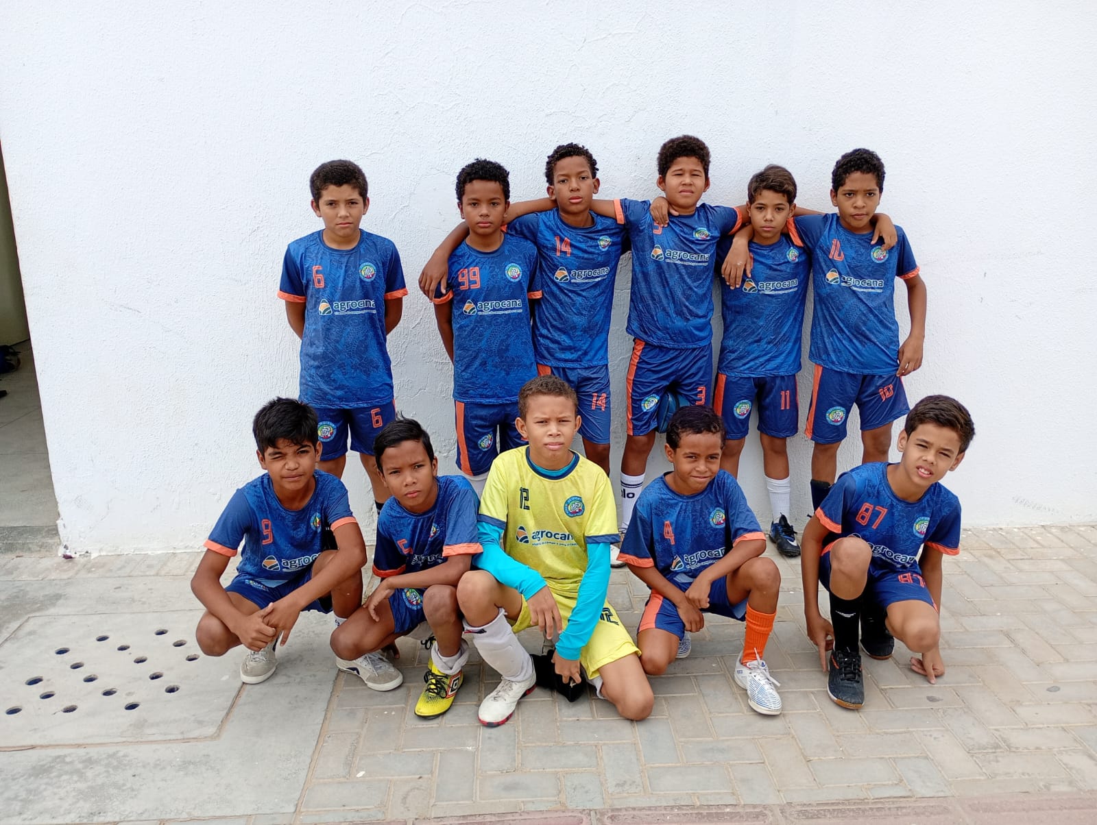 Equipe Sub-12 reunida com o uniforme apoiado pela Agrocana