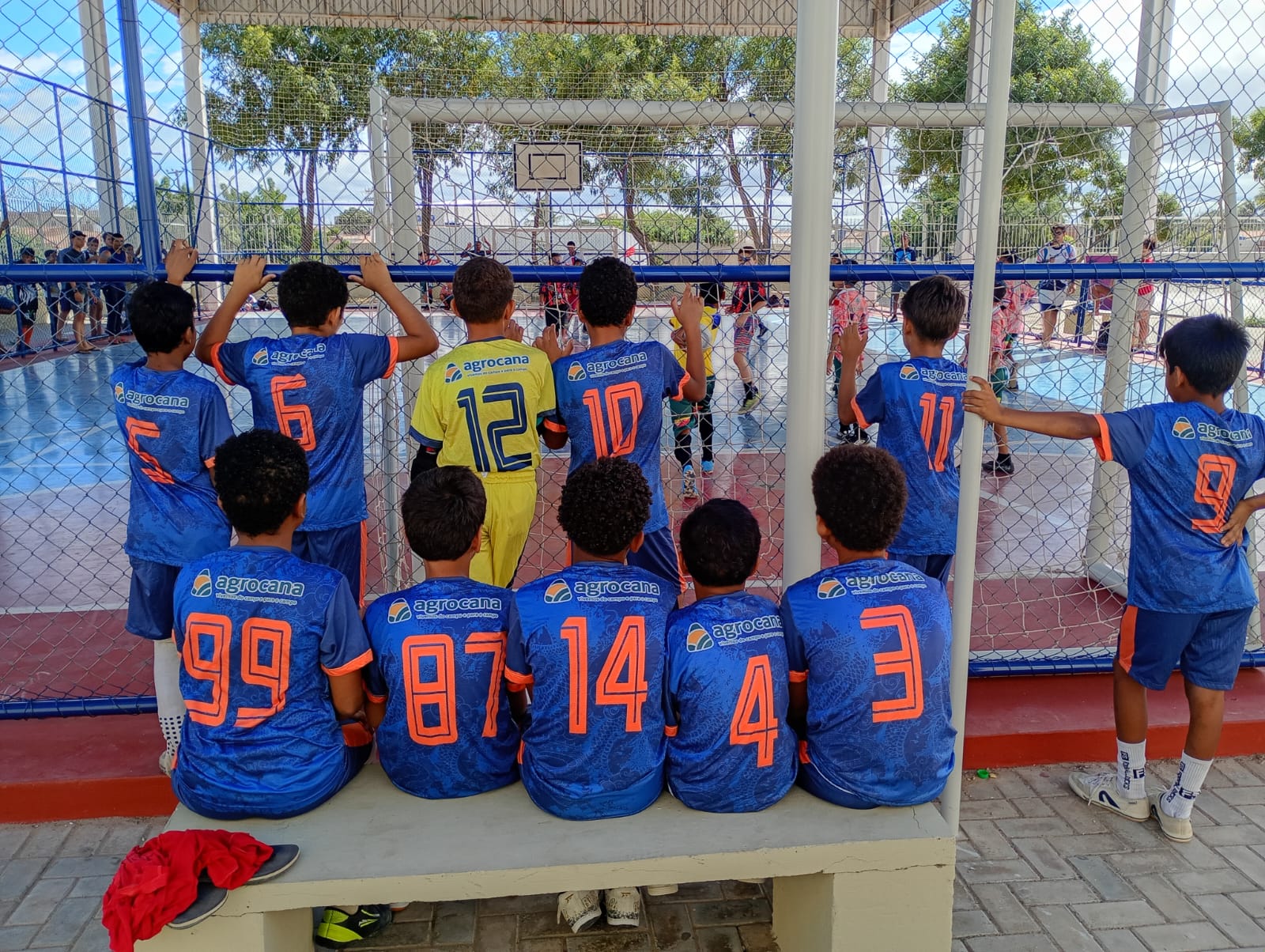 Atletas do Sub-12 exibindo os uniformes doados pela Agrocana