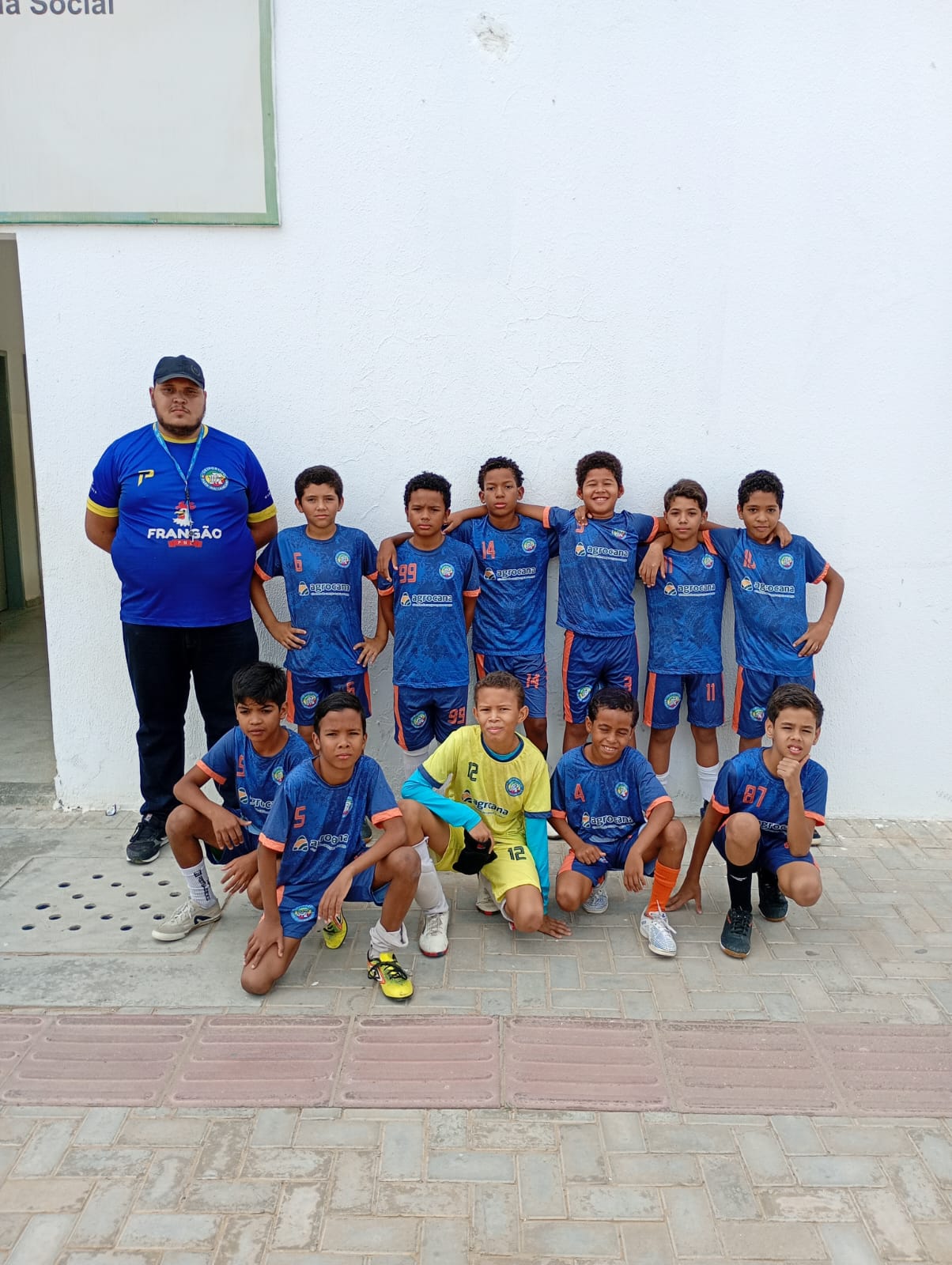 Equipe Sub-12 reunida com integrantes da comissão do Desportivo Park