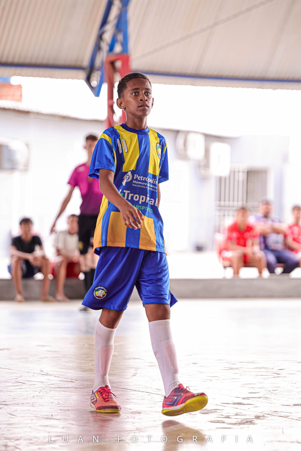 Atleta do Sub-14 do Desportivo Park em quadra com o uniforme azul e amarelo em 2026
