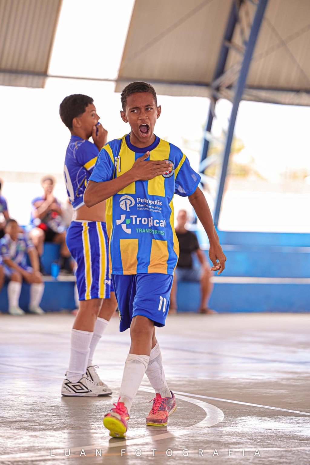 Atleta do Sub-14 celebra com a mão sobre o escudo durante a Taça Castro Alves 2026