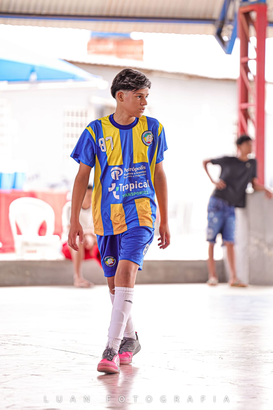 Atleta do Sub-14 acompanha uma jogada durante a Taça Castro Alves 2026
