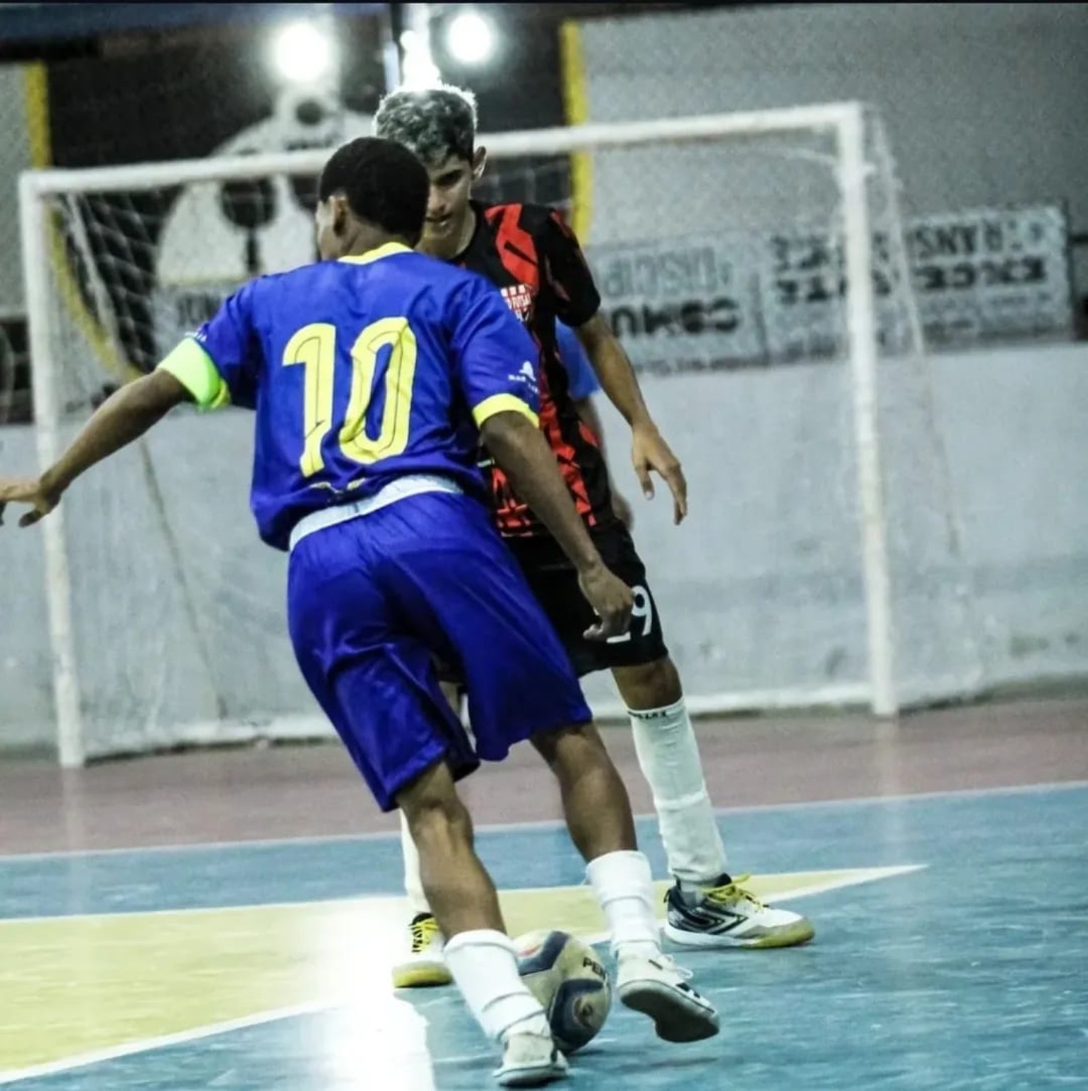 Capitão do Sub-17 do Desportivo Park disputa a bola durante uma partida em 2025