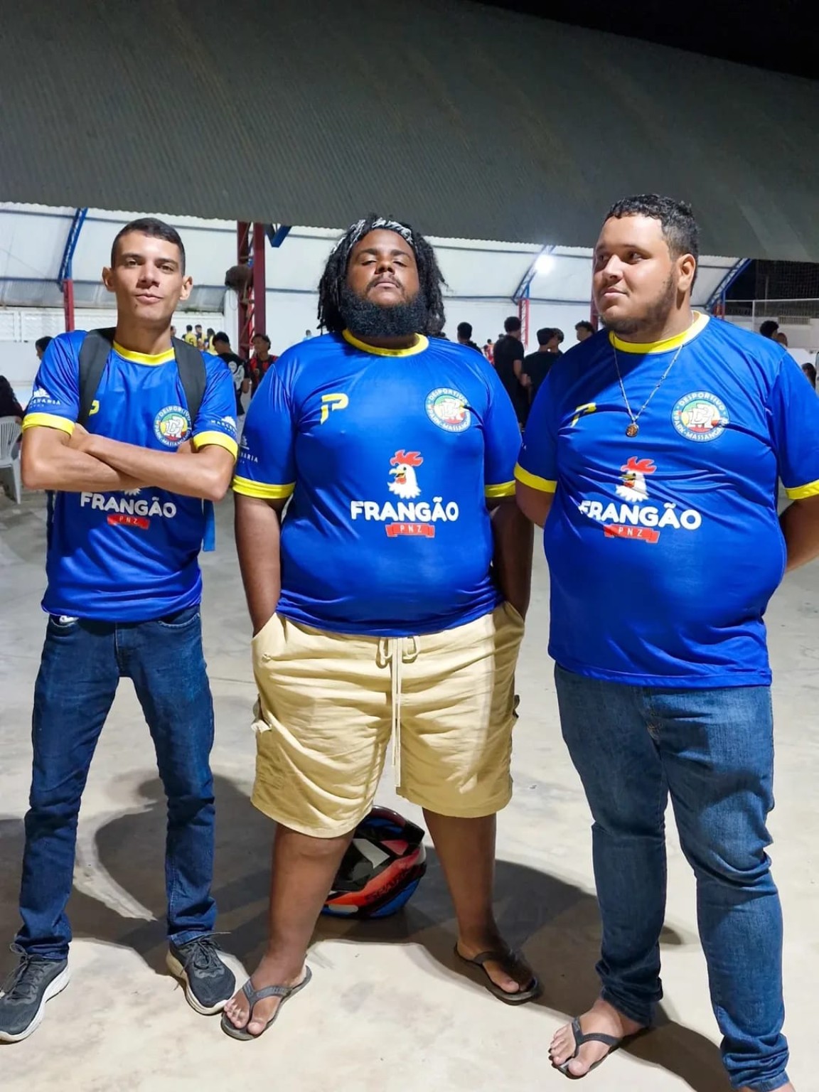 Integrantes da comissão do Desportivo Park com o primeiro manto durante a competição de 2025