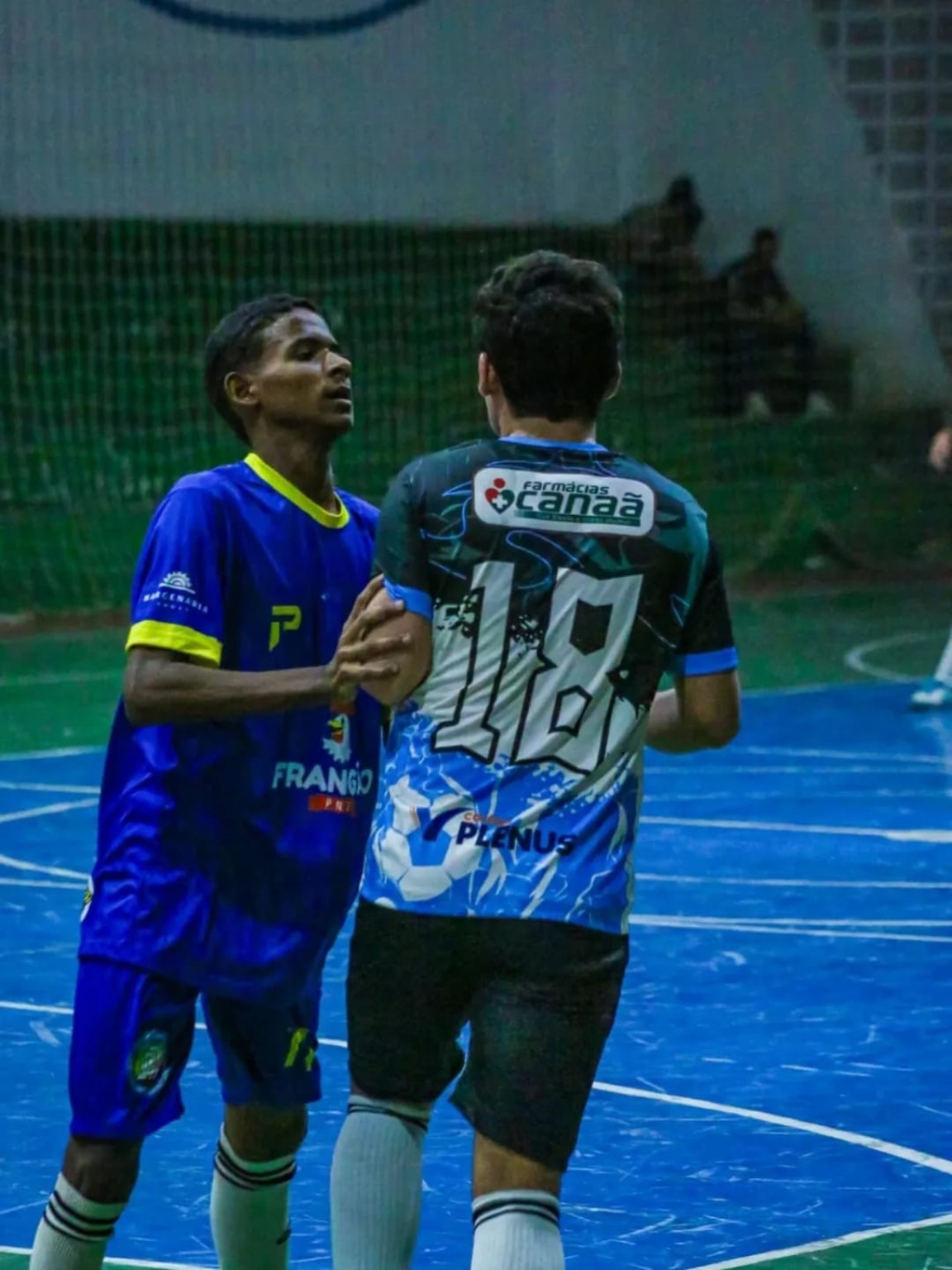 Atleta do Sub-17 do Desportivo Park cumprimenta um adversário durante a Taça Castro Alves 2025