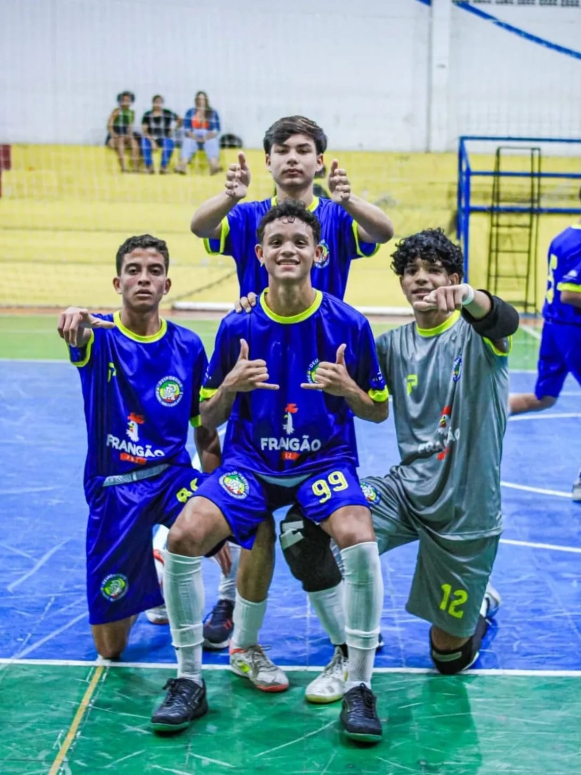 Quatro atletas do Sub-17 do Desportivo Park celebram juntos após uma partida em 2025