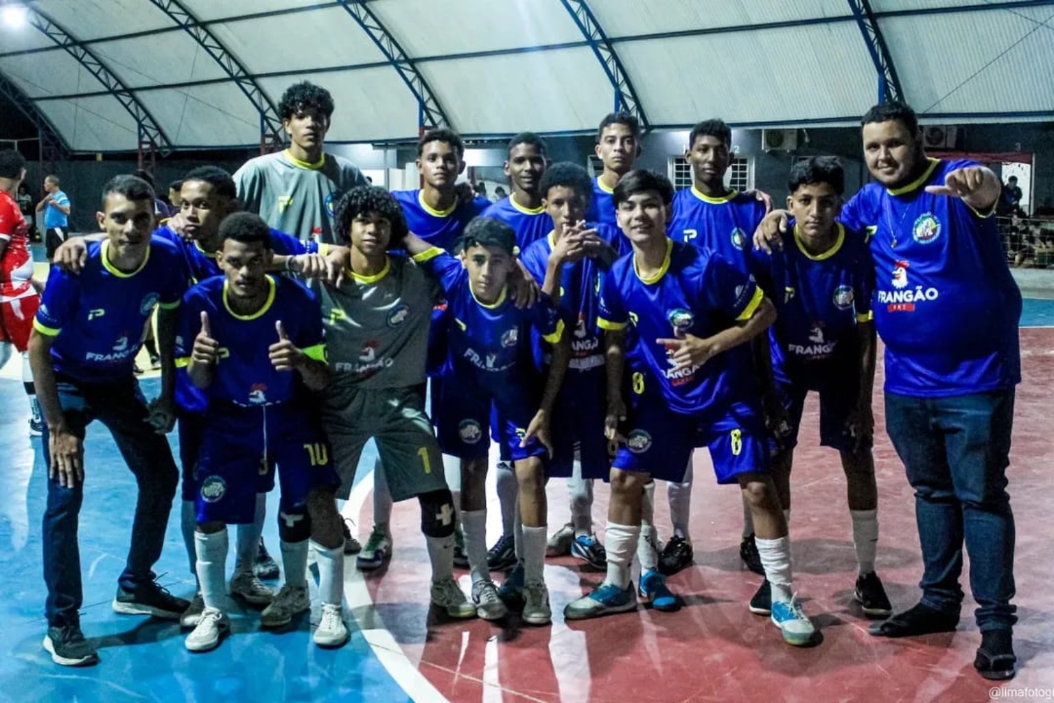 Elenco do Sub-17 e integrantes da comissão reunidos na Taça Castro Alves 2025