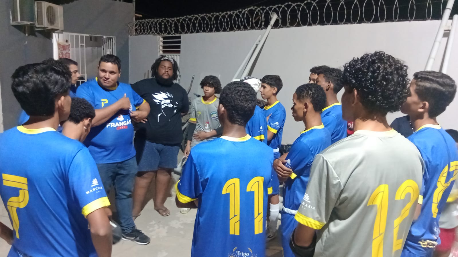 Integrantes da coordenação conversam com os atletas do Desportivo Park antes de uma partida