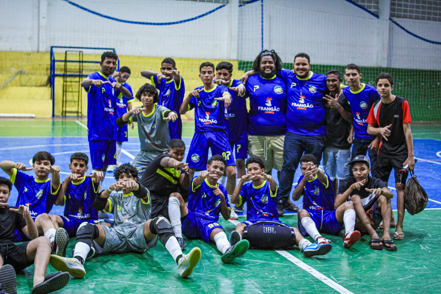 Equipe Sub-17 reunida com o primeiro uniforme do Desportivo Park em 2025