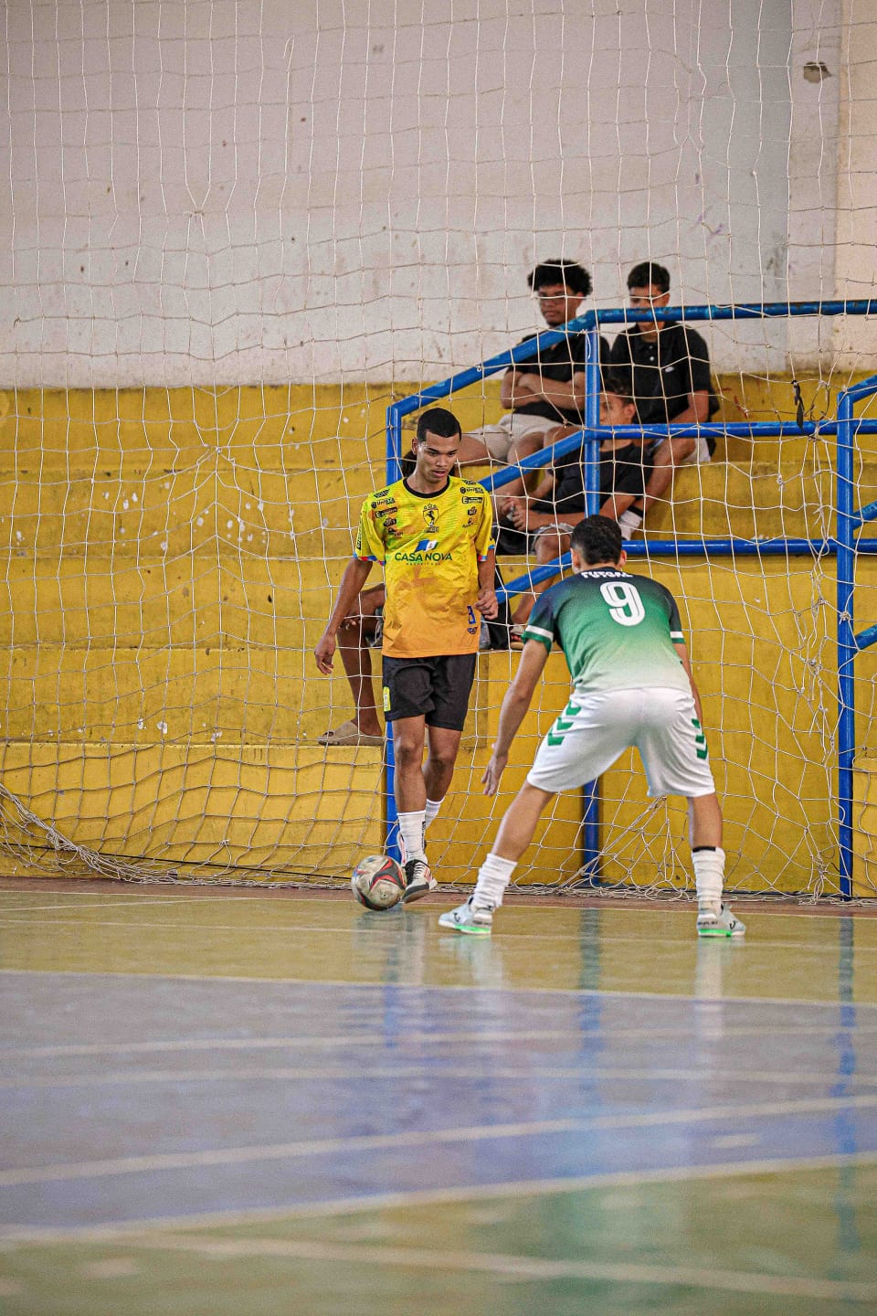Atleta do Sub-18 do Desportivo Park prepara a jogada diante de um adversário na Taça Castro Alves 2026