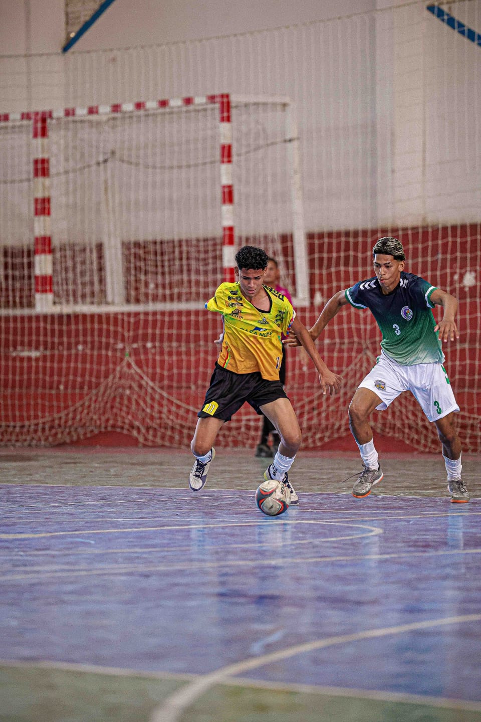 Atleta do Sub-18 do Desportivo Park disputa a bola durante a Taça Castro Alves 2026