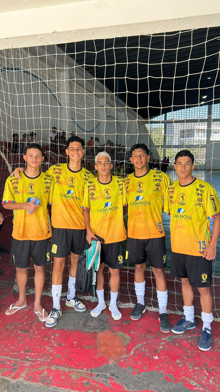 Equipe Sub-18 reunida com o uniforme amarelo doado pela Associação Petrocity