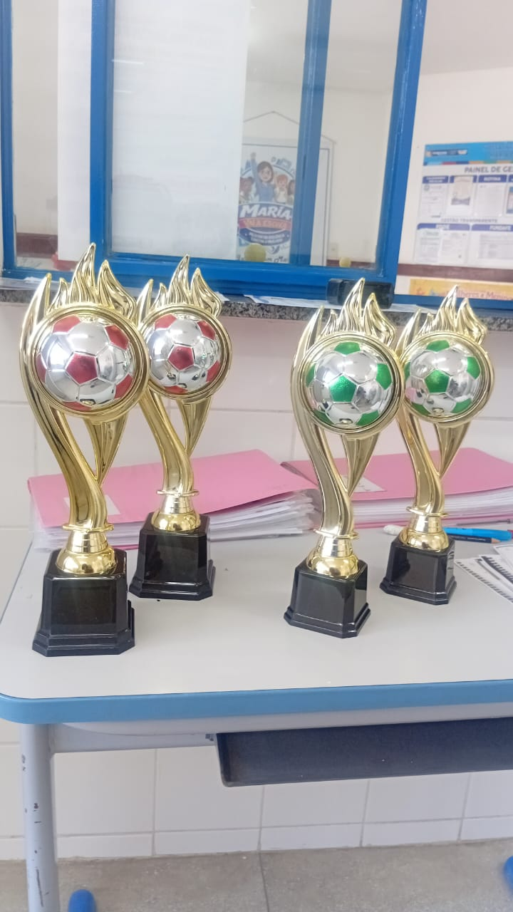 Os quatro troféus dourados, com bolas vermelhas e verdes, doados para a Copinha do Desportivo Park